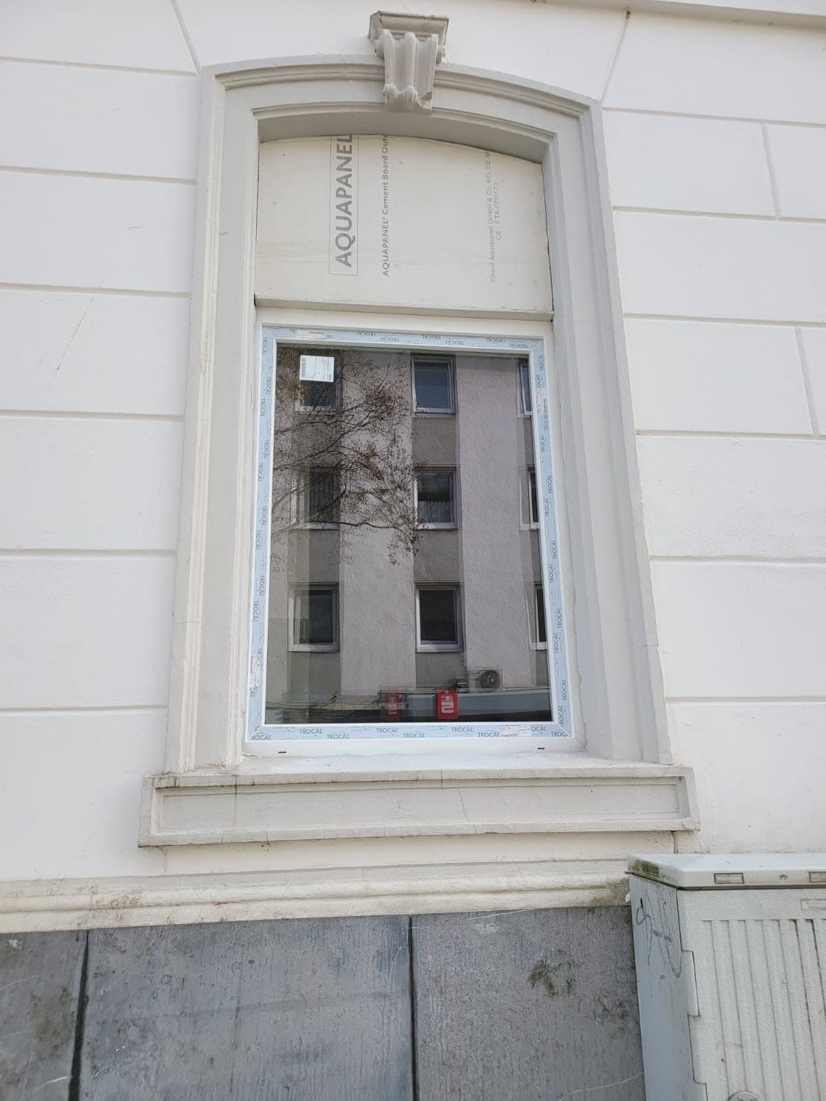 Neu eingesetztes Fenster mit erhaltener profilierter Umrahmung in der Altbaufassade