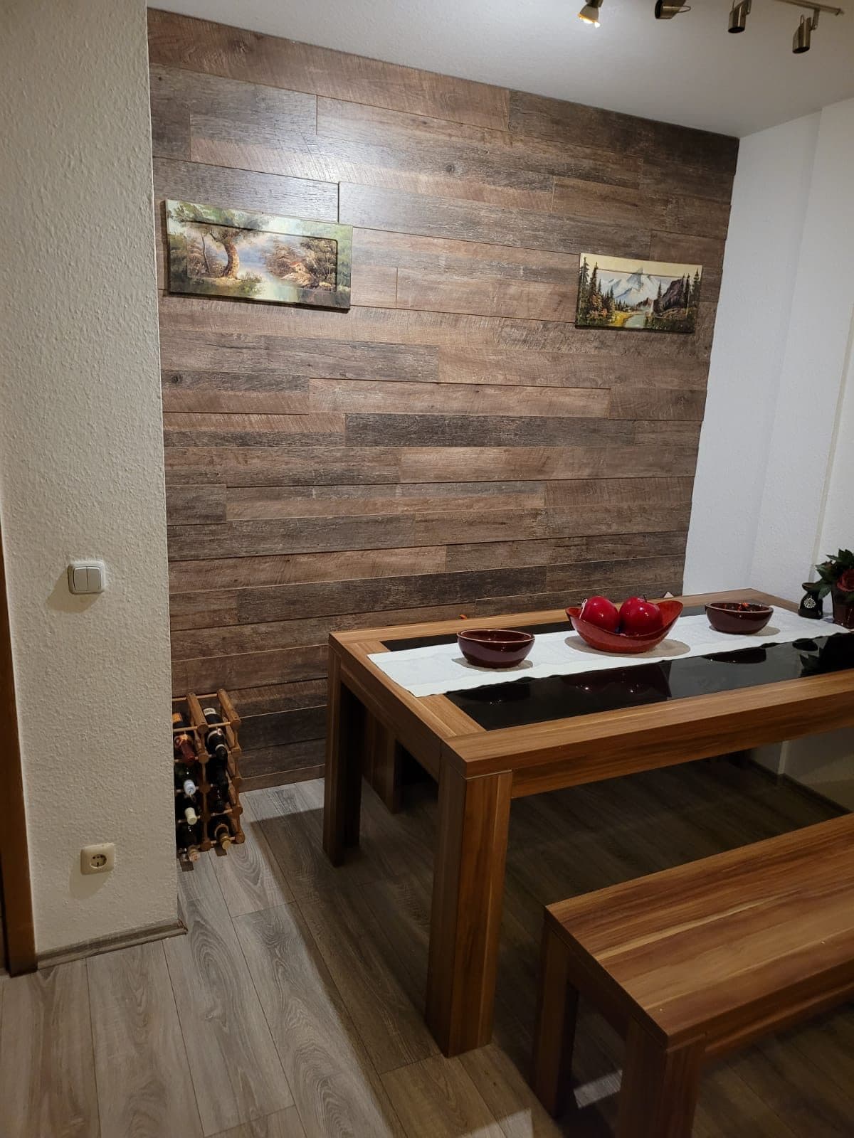 Detail der Holzverkleidung mit fortlaufendem Fugenbild und eingearbeiteter Steckdose