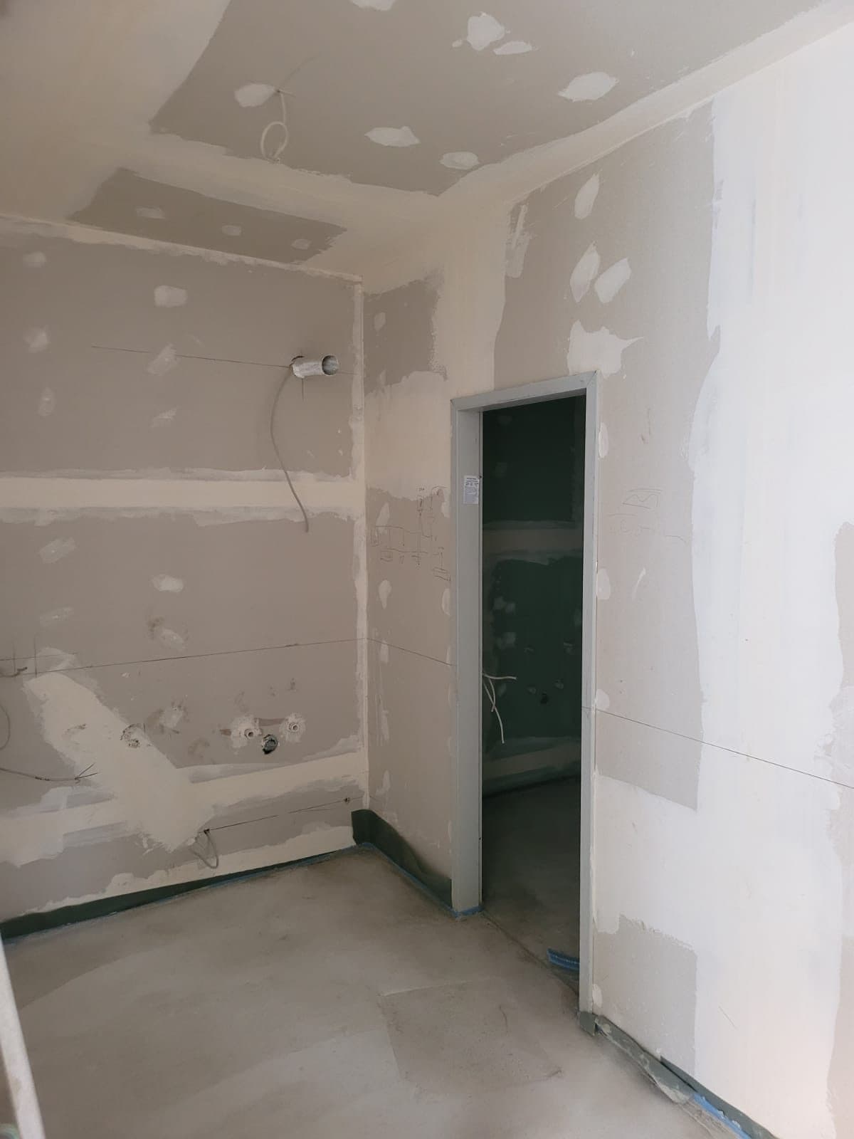 Frisch gespachtelte Decke und Wände in einem ausgebauten Raum